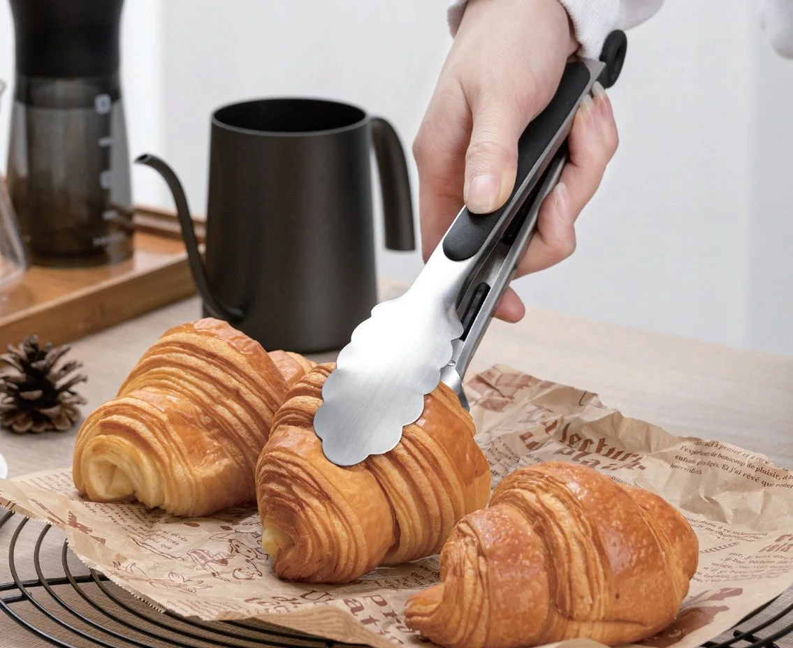 Serving tongs used for bread in a real service scenario